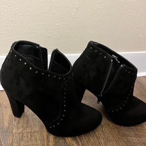 Black, comfortable boots. Size 7 with 4 1/2 inch heel.